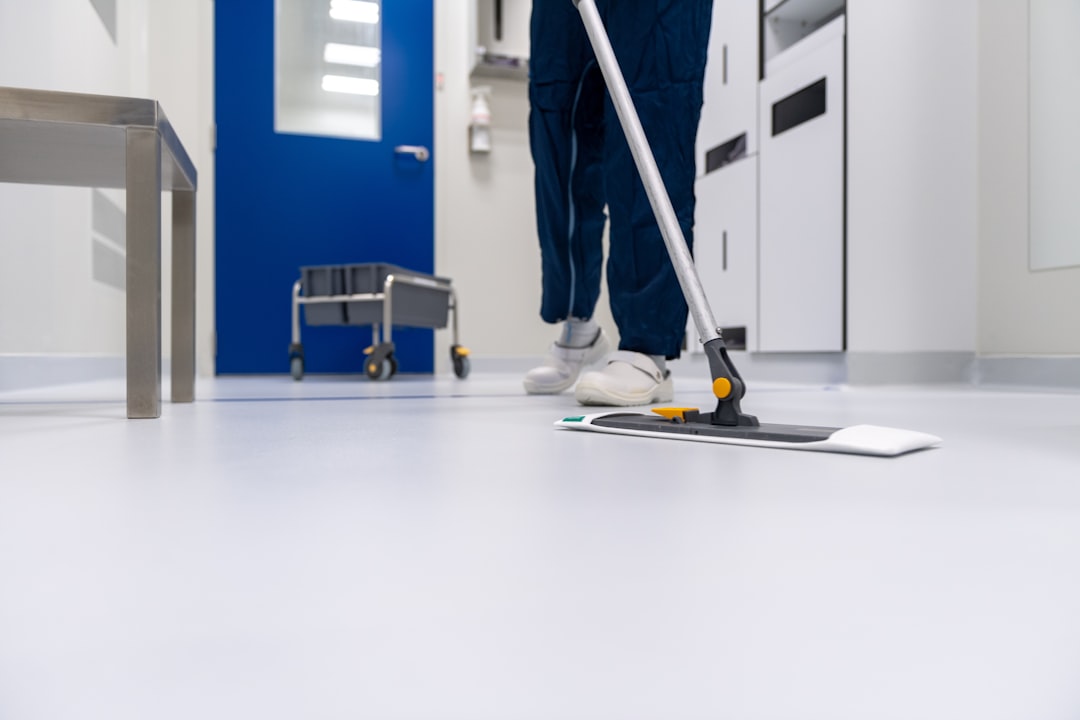 gallery-02 Cleaner cleaning the floor in a laboratory environment